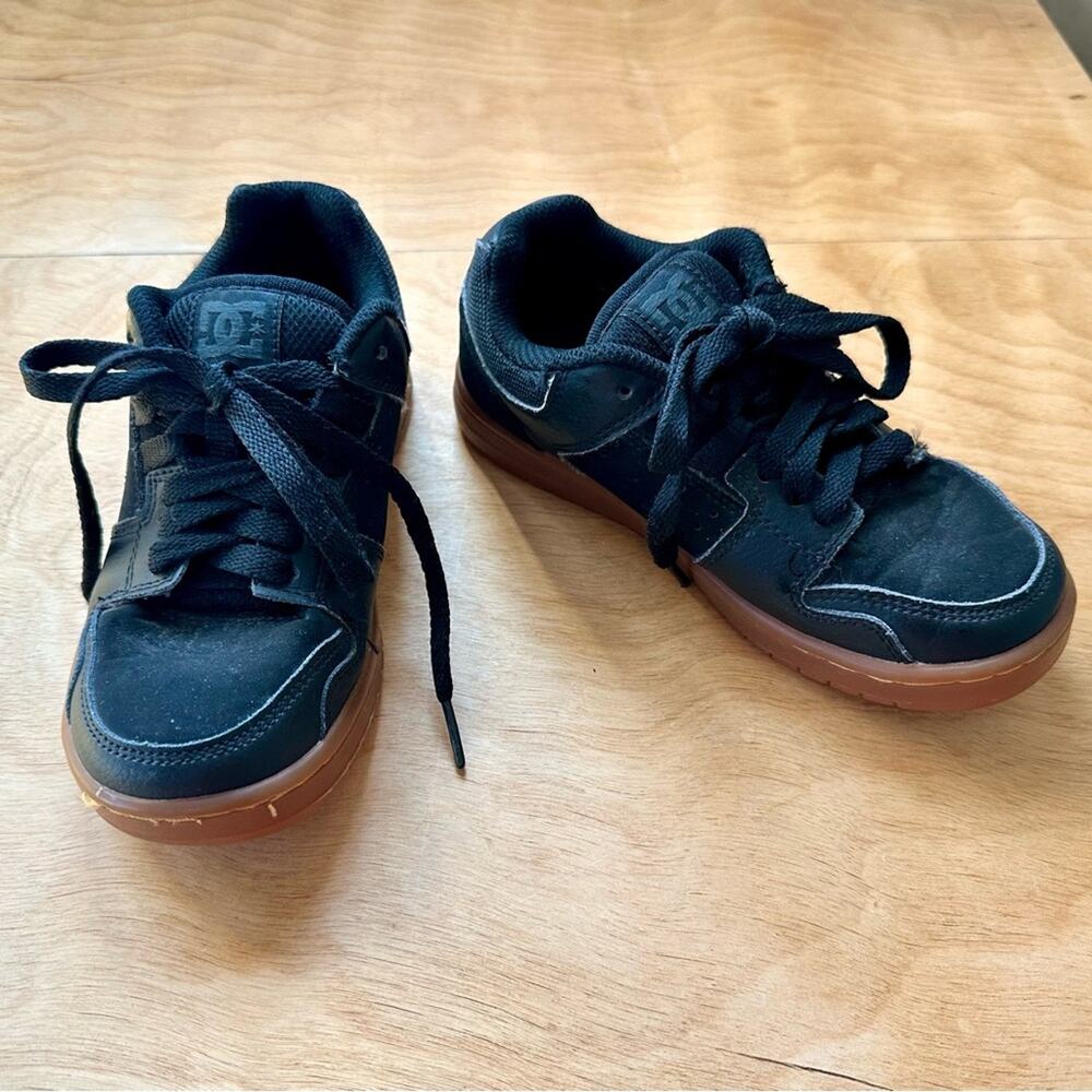 DC Kids Skate Shoes Size 2 Black Gum Sole Sneakers Youth